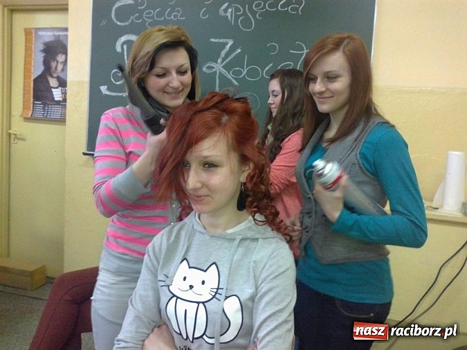 Zdjęcie w galerii na portalu naszraciborz.pl: Cięcia i upięcia. W ZSZ czesali charytatywnie wiadomości z regionu