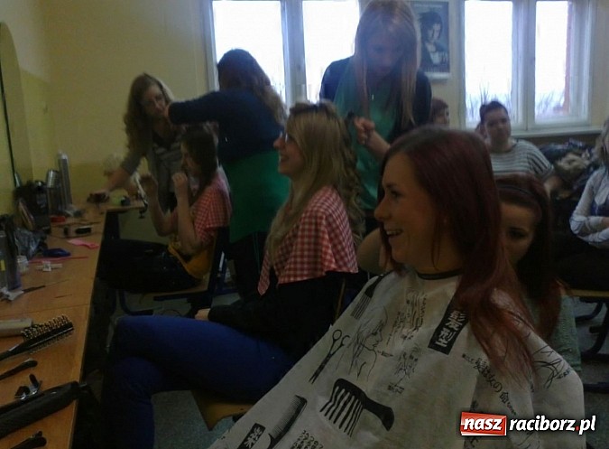Zdjęcie w galerii na portalu naszraciborz.pl: Cięcia i upięcia. W ZSZ czesali charytatywnie wiadomości z regionu