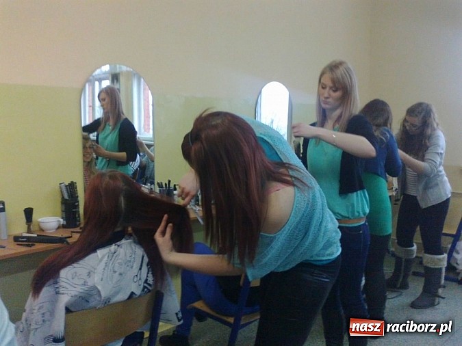 Zdjęcie w galerii na portalu naszraciborz.pl: Cięcia i upięcia. W ZSZ czesali charytatywnie wiadomości z regionu