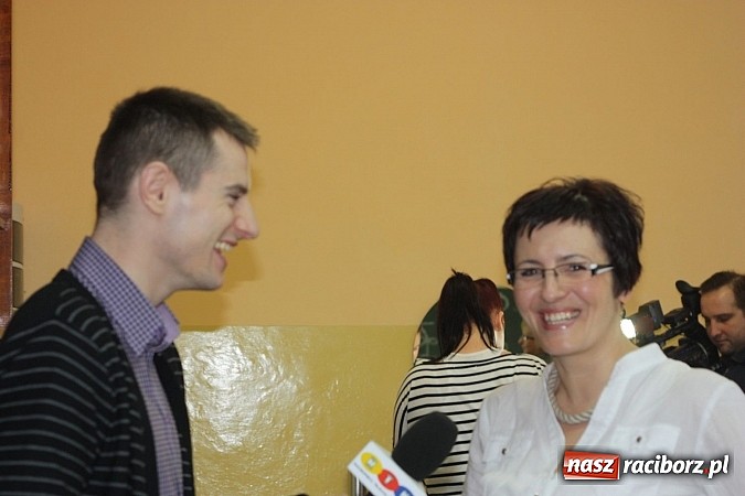 Zdjęcie w galerii na portalu naszraciborz.pl: Cięcia i upięcia. W ZSZ czesali charytatywnie wiadomości z regionu