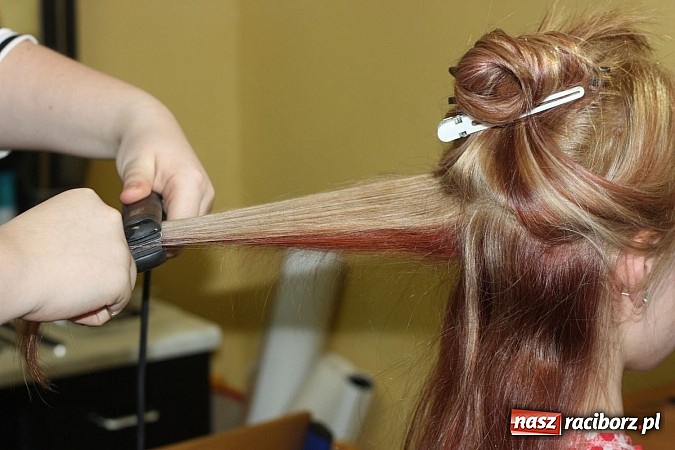 Zdjęcie w galerii na portalu naszraciborz.pl: Cięcia i upięcia. W ZSZ czesali charytatywnie wiadomości z regionu