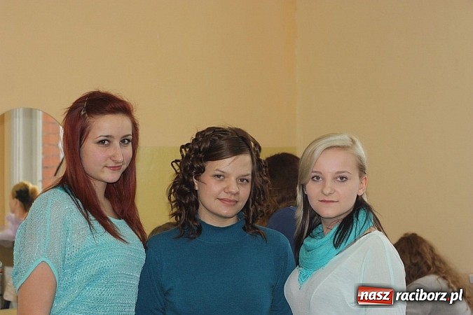 Zdjęcie w galerii na portalu naszraciborz.pl: Cięcia i upięcia. W ZSZ czesali charytatywnie wiadomości z regionu