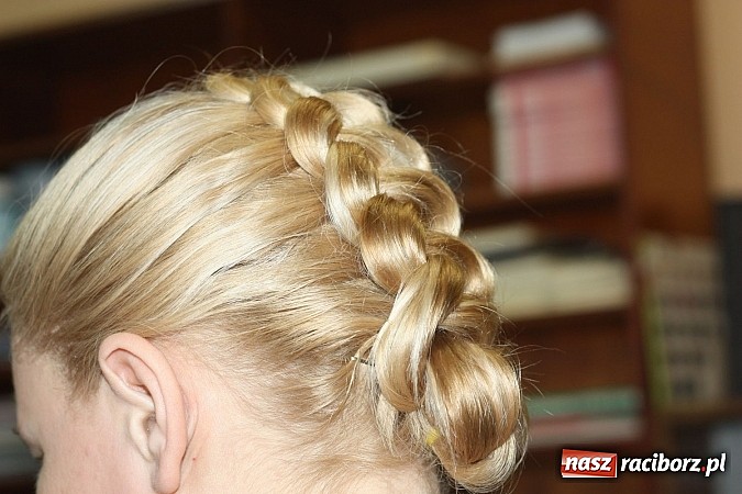 Zdjęcie w galerii na portalu naszraciborz.pl: Cięcia i upięcia. W ZSZ czesali charytatywnie wiadomości z regionu