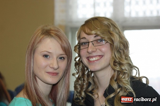 Zdjęcie w galerii na portalu naszraciborz.pl: Cięcia i upięcia. W ZSZ czesali charytatywnie wiadomości z regionu