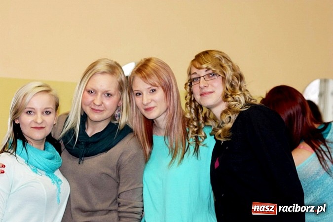 Zdjęcie w galerii na portalu naszraciborz.pl: Cięcia i upięcia. W ZSZ czesali charytatywnie wiadomości z regionu