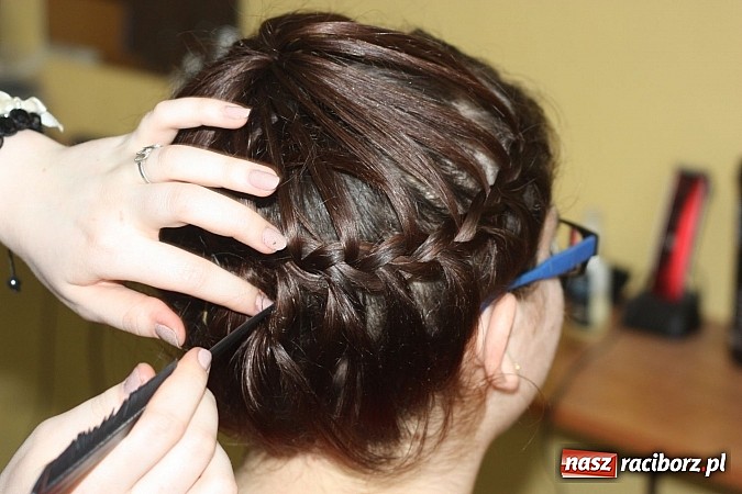 Zdjęcie w galerii na portalu naszraciborz.pl: Cięcia i upięcia. W ZSZ czesali charytatywnie wiadomości z regionu