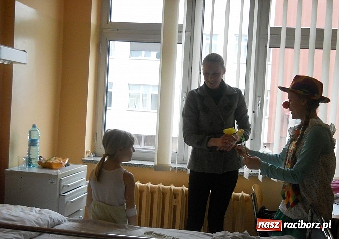 Zdjęcie w galerii na portalu naszraciborz.pl: Zobacz zdjęcia z wyjścia wolontariuszy Fundacji Dr Clown na oddział pediatryczny w Raciborzu wiadomości z regionu