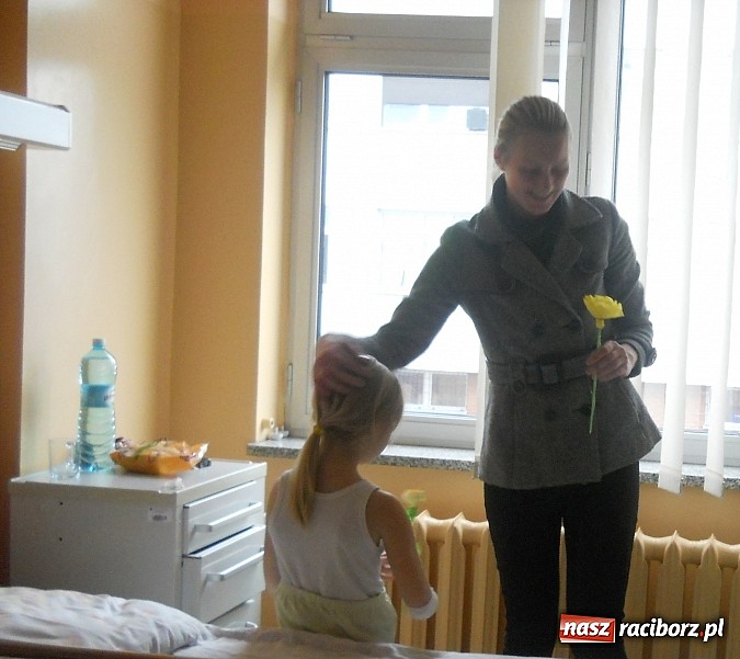 Zdjęcie w galerii na portalu naszraciborz.pl: Zobacz zdjęcia z wyjścia wolontariuszy Fundacji Dr Clown na oddział pediatryczny w Raciborzu wiadomości z regionu