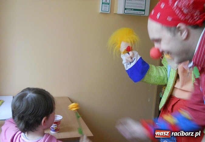 Zdjęcie w galerii na portalu naszraciborz.pl: Zobacz zdjęcia z wyjścia wolontariuszy Fundacji Dr Clown na oddział pediatryczny w Raciborzu wiadomości z regionu