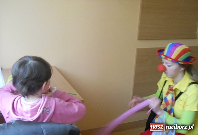 Zdjęcie w galerii na portalu naszraciborz.pl: Zobacz zdjęcia z wyjścia wolontariuszy Fundacji Dr Clown na oddział pediatryczny w Raciborzu wiadomości z regionu