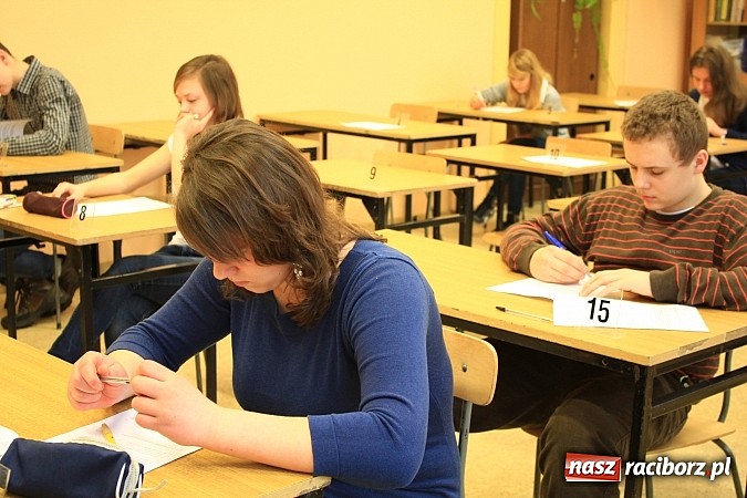 Zdjęcie w galerii na portalu naszraciborz.pl: Adam Moc z Pietrowic zwycięzcą konkursu w I LO wiadomości z regionu