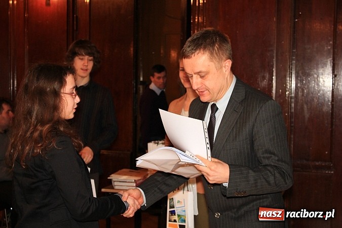 Zdjęcie w galerii na portalu naszraciborz.pl: Adam Moc z Pietrowic zwycięzcą konkursu w I LO wiadomości z regionu