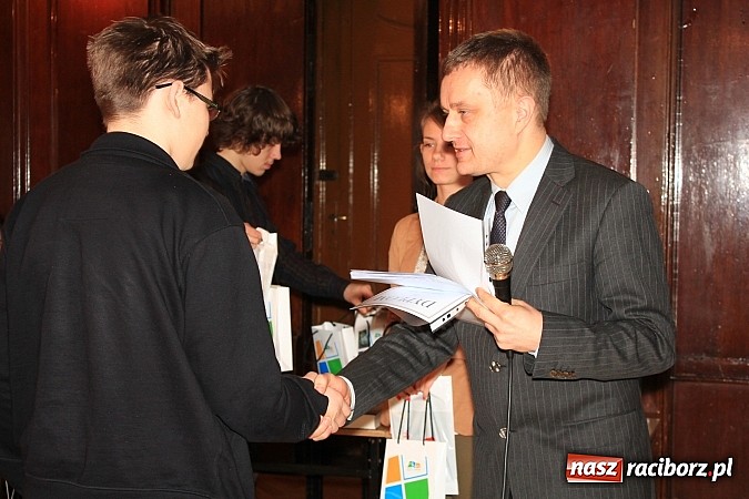 Zdjęcie w galerii na portalu naszraciborz.pl: Adam Moc z Pietrowic zwycięzcą konkursu w I LO wiadomości z regionu