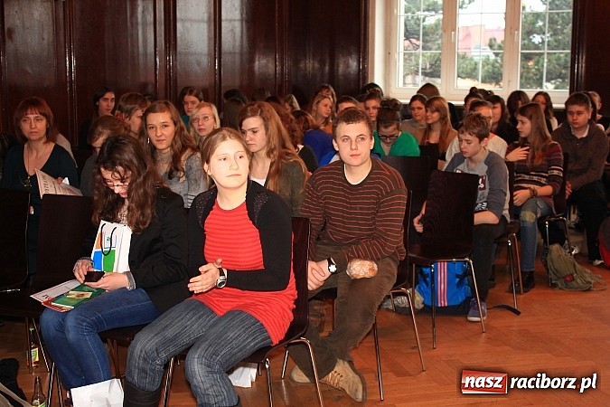 Zdjęcie w galerii na portalu naszraciborz.pl: Adam Moc z Pietrowic zwycięzcą konkursu w I LO wiadomości z regionu