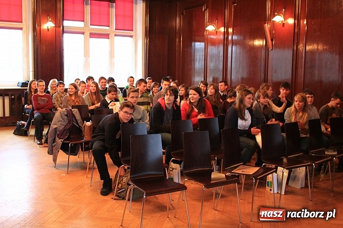 Zdjęcie w galerii na portalu naszraciborz.pl: Adam Moc z Pietrowic zwycięzcą konkursu w I LO wiadomości z regionu