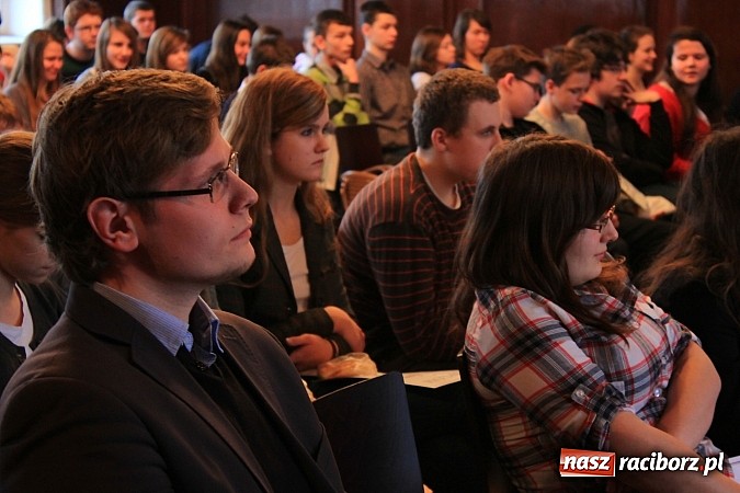 Zdjęcie w galerii na portalu naszraciborz.pl: Adam Moc z Pietrowic zwycięzcą konkursu w I LO wiadomości z regionu