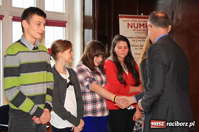 Zdjęcie w galerii na portalu naszraciborz.pl: Adam Moc z Pietrowic zwycięzcą konkursu w I LO wiadomości z regionu