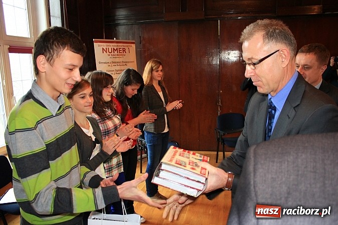Zdjęcie w galerii na portalu naszraciborz.pl: Adam Moc z Pietrowic zwycięzcą konkursu w I LO wiadomości z regionu