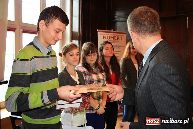 Zdjęcie w galerii na portalu naszraciborz.pl: Adam Moc z Pietrowic zwycięzcą konkursu w I LO wiadomości z regionu