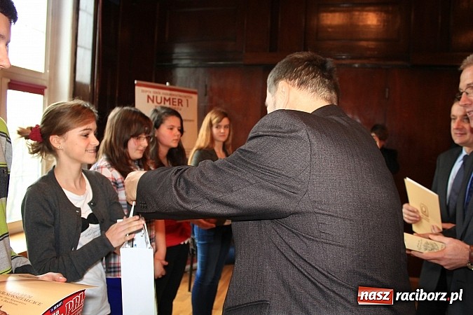 Zdjęcie w galerii na portalu naszraciborz.pl: Adam Moc z Pietrowic zwycięzcą konkursu w I LO wiadomości z regionu