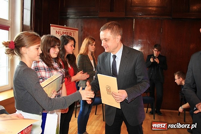 Zdjęcie w galerii na portalu naszraciborz.pl: Adam Moc z Pietrowic zwycięzcą konkursu w I LO wiadomości z regionu