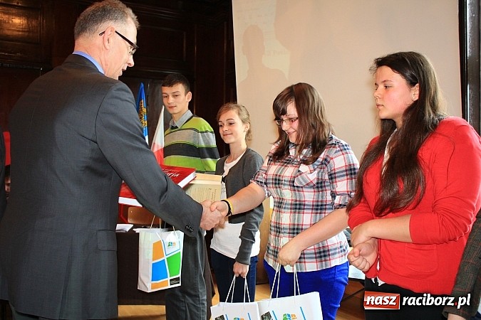 Zdjęcie w galerii na portalu naszraciborz.pl: Adam Moc z Pietrowic zwycięzcą konkursu w I LO wiadomości z regionu