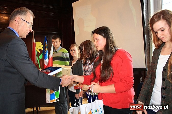 Zdjęcie w galerii na portalu naszraciborz.pl: Adam Moc z Pietrowic zwycięzcą konkursu w I LO wiadomości z regionu