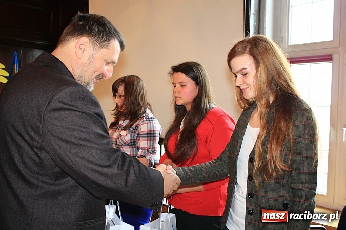 Zdjęcie w galerii na portalu naszraciborz.pl: Adam Moc z Pietrowic zwycięzcą konkursu w I LO wiadomości z regionu
