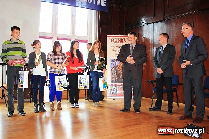 Zdjęcie w galerii na portalu naszraciborz.pl: Adam Moc z Pietrowic zwycięzcą konkursu w I LO wiadomości z regionu