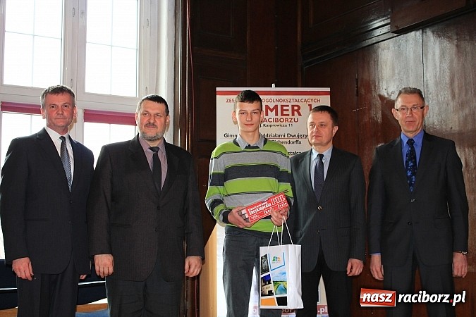 Zdjęcie w galerii na portalu naszraciborz.pl: Adam Moc z Pietrowic zwycięzcą konkursu w I LO wiadomości z regionu