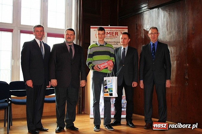 Zdjęcie w galerii na portalu naszraciborz.pl: Adam Moc z Pietrowic zwycięzcą konkursu w I LO wiadomości z regionu
