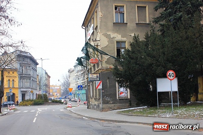 Zdjęcie w galerii na portalu naszraciborz.pl: Niebezpieczny budynek przy Placu Wolności wiadomości z regionu