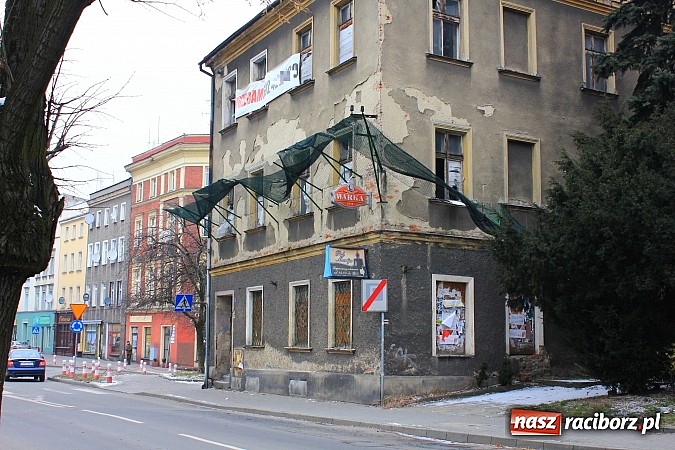 Zdjęcie w galerii na portalu naszraciborz.pl: Niebezpieczny budynek przy Placu Wolności wiadomości z regionu