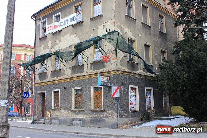 Zdjęcie w galerii na portalu naszraciborz.pl: Niebezpieczny budynek przy Placu Wolności wiadomości z regionu
