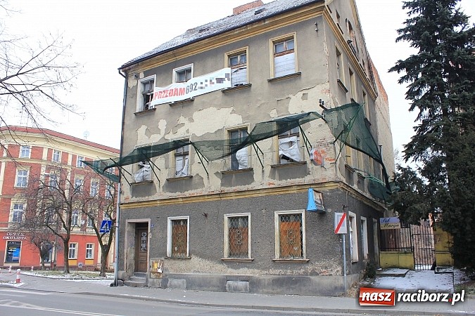 Zdjęcie w galerii na portalu naszraciborz.pl: Niebezpieczny budynek przy Placu Wolności wiadomości z regionu