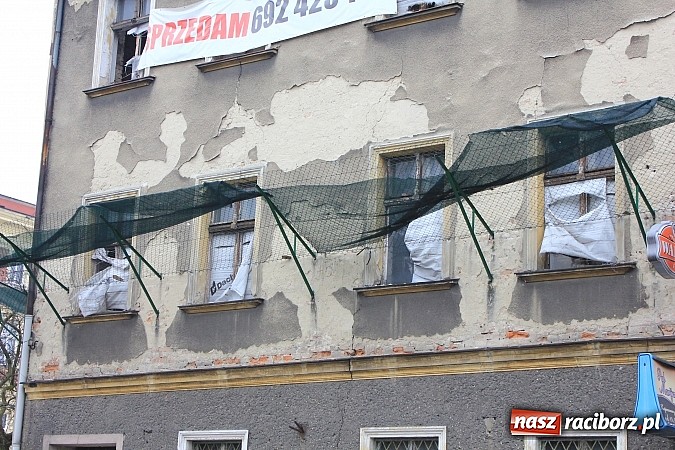 Zdjęcie w galerii na portalu naszraciborz.pl: Niebezpieczny budynek przy Placu Wolności wiadomości z regionu
