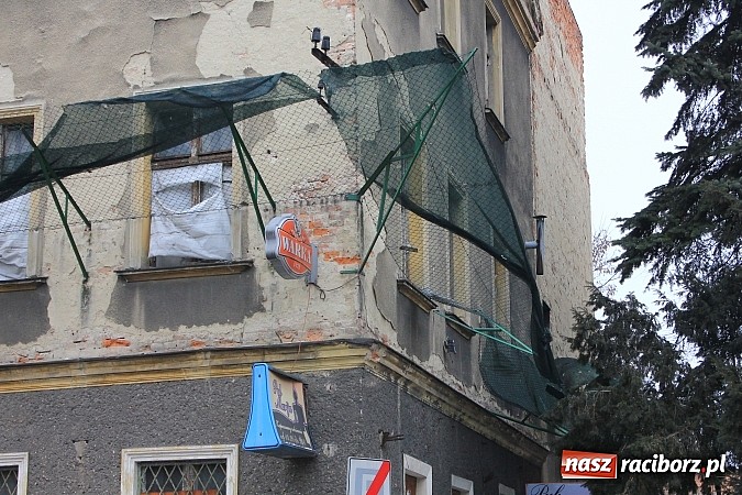 Zdjęcie w galerii na portalu naszraciborz.pl: Niebezpieczny budynek przy Placu Wolności wiadomości z regionu