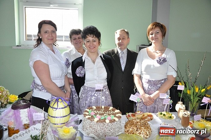 Zdjęcie w galerii na portalu naszraciborz.pl: Kolorowe wielkanocne stoły w Pietrowicach wiadomości z regionu