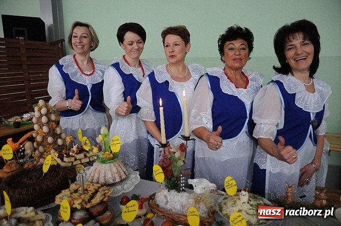 Zdjęcie w galerii na portalu naszraciborz.pl: Kolorowe wielkanocne stoły w Pietrowicach wiadomości z regionu