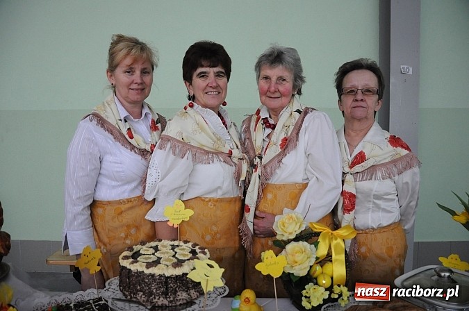 Zdjęcie w galerii na portalu naszraciborz.pl: Kolorowe wielkanocne stoły w Pietrowicach wiadomości z regionu