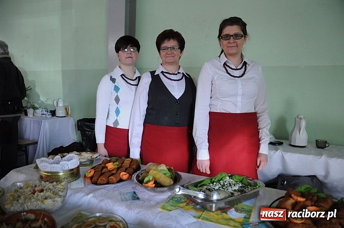 Zdjęcie w galerii na portalu naszraciborz.pl: Kolorowe wielkanocne stoły w Pietrowicach wiadomości z regionu