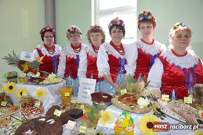 Zdjęcie w galerii na portalu naszraciborz.pl: Kolorowe wielkanocne stoły w Pietrowicach wiadomości z regionu