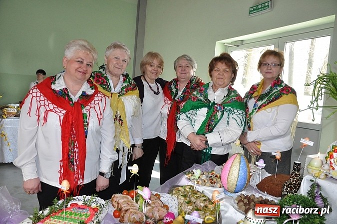 Zdjęcie w galerii na portalu naszraciborz.pl: Kolorowe wielkanocne stoły w Pietrowicach wiadomości z regionu