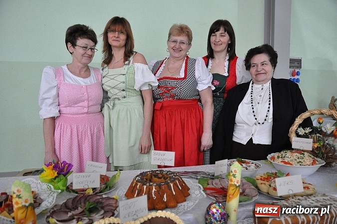 Zdjęcie w galerii na portalu naszraciborz.pl: Kolorowe wielkanocne stoły w Pietrowicach wiadomości z regionu