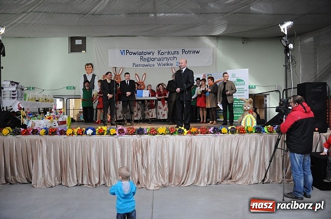 Zdjęcie w galerii na portalu naszraciborz.pl: Kolorowe wielkanocne stoły w Pietrowicach wiadomości z regionu