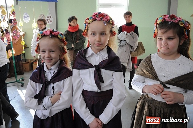 Zdjęcie w galerii na portalu naszraciborz.pl: Kolorowe wielkanocne stoły w Pietrowicach wiadomości z regionu