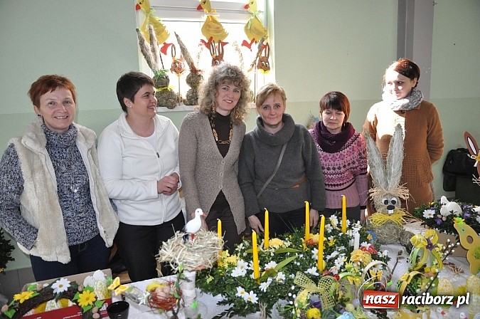 Zdjęcie w galerii na portalu naszraciborz.pl: Kolorowe wielkanocne stoły w Pietrowicach wiadomości z regionu