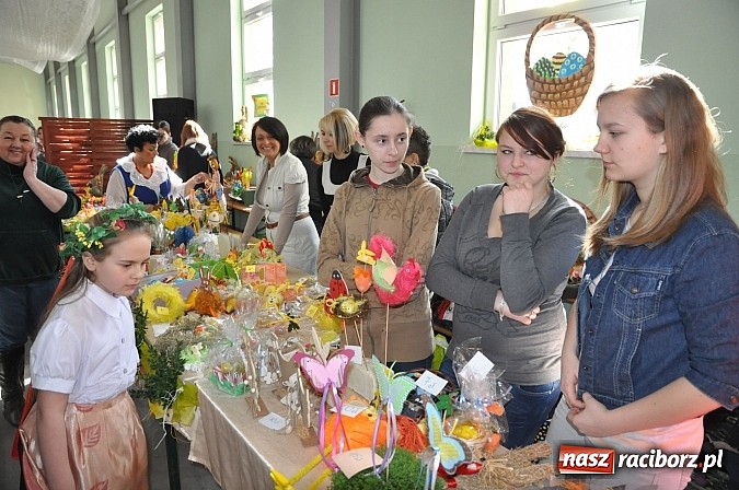 Zdjęcie w galerii na portalu naszraciborz.pl: Kolorowe wielkanocne stoły w Pietrowicach wiadomości z regionu