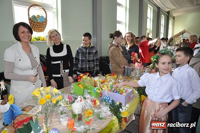 Zdjęcie w galerii na portalu naszraciborz.pl: Kolorowe wielkanocne stoły w Pietrowicach wiadomości z regionu