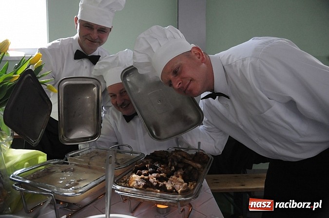 Zdjęcie w galerii na portalu naszraciborz.pl: Kolorowe wielkanocne stoły w Pietrowicach wiadomości z regionu